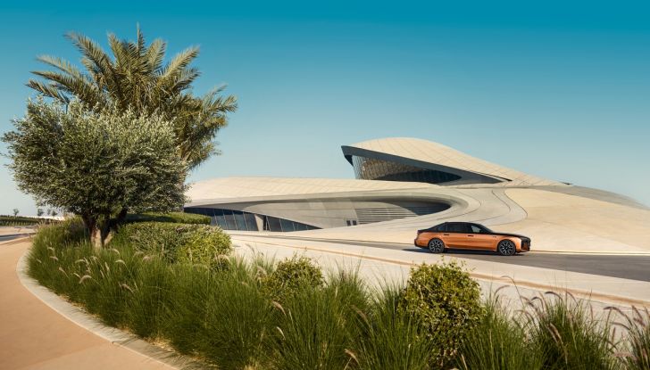 BMW i7 M70 xDrive: svelata la nuova versione top di gamma della berlina elettrica - Foto 70 di 85