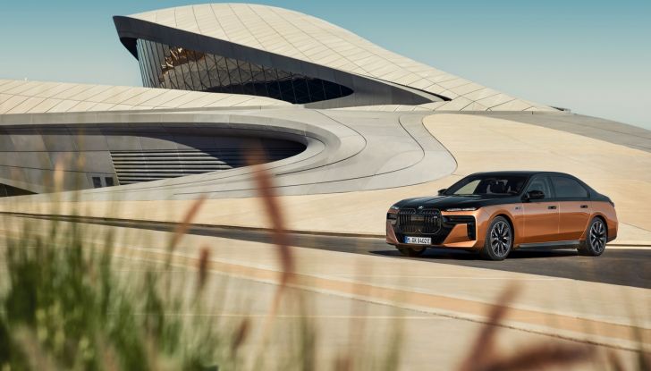 BMW i7 M70 xDrive: svelata la nuova versione top di gamma della berlina elettrica - Foto 63 di 85