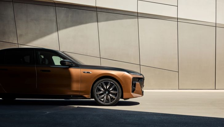 BMW i7 M70 xDrive: svelata la nuova versione top di gamma della berlina elettrica - Foto 57 di 85