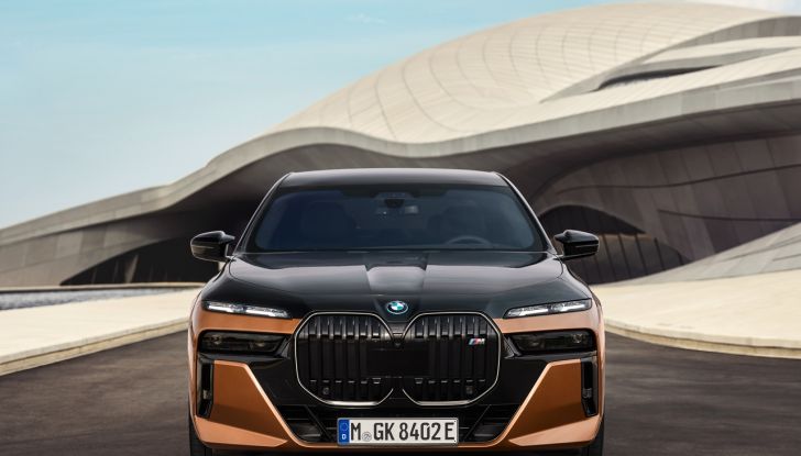 BMW i7 M70 xDrive: svelata la nuova versione top di gamma della berlina elettrica - Foto 55 di 85