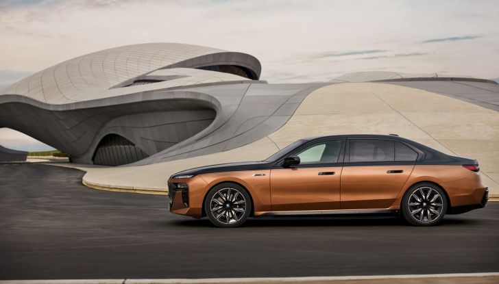 BMW i7 M70 xDrive: svelata la nuova versione top di gamma della berlina elettrica - Foto 51 di 85