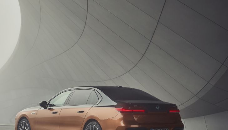 BMW i7 M70 xDrive: svelata la nuova versione top di gamma della berlina elettrica - Foto 48 di 85