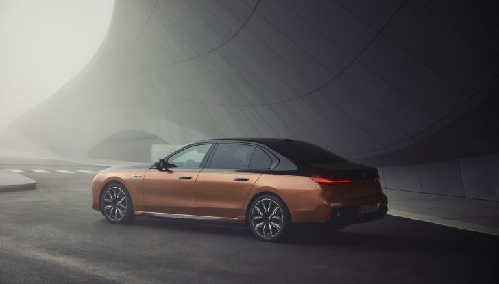 BMW i7 M70 xDrive: svelata la nuova versione top di gamma della berlina elettrica - Foto 47 di 85