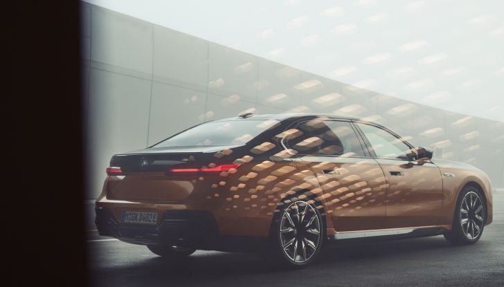 BMW i7 M70 xDrive: svelata la nuova versione top di gamma della berlina elettrica - Foto 45 di 85