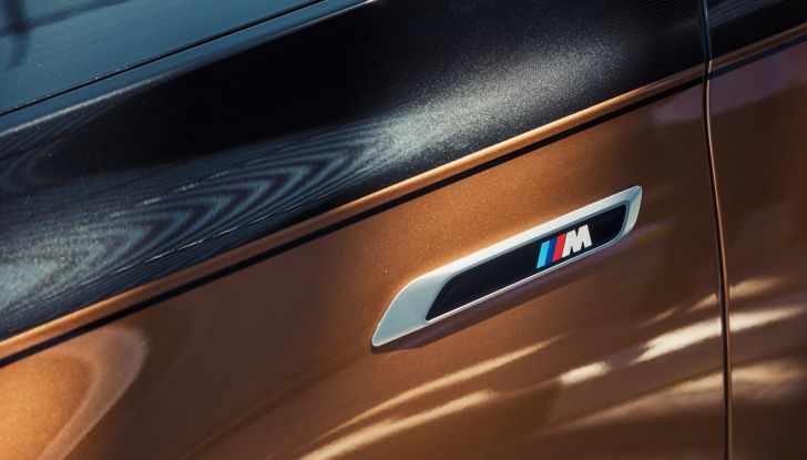 BMW i7 M70 xDrive: svelata la nuova versione top di gamma della berlina elettrica - Foto 43 di 85