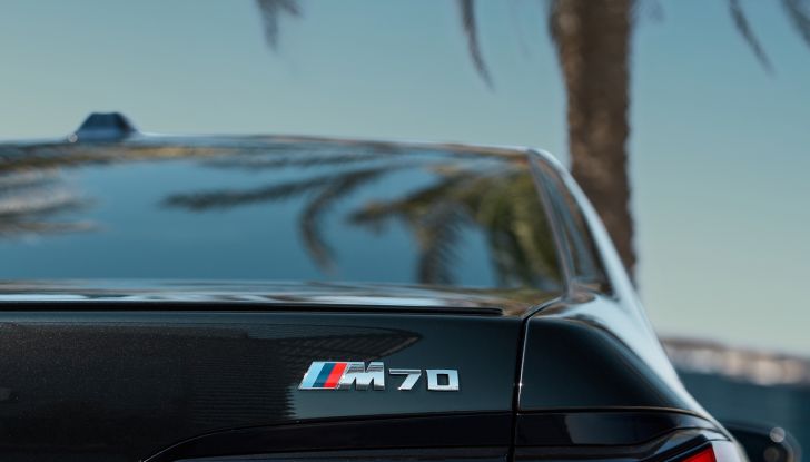 BMW i7 M70 xDrive: svelata la nuova versione top di gamma della berlina elettrica - Foto 41 di 85