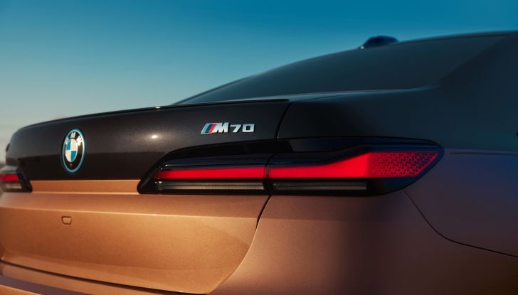 BMW i7 M70 xDrive: svelata la nuova versione top di gamma della berlina elettrica - Foto 38 di 85
