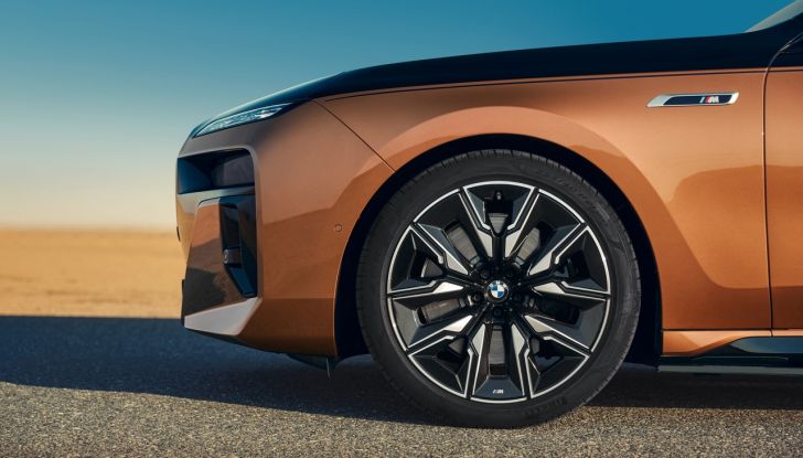BMW i7 M70 xDrive: svelata la nuova versione top di gamma della berlina elettrica - Foto 37 di 85