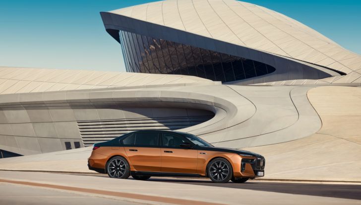 BMW i7 M70 xDrive: svelata la nuova versione top di gamma della berlina elettrica - Foto 81 di 85