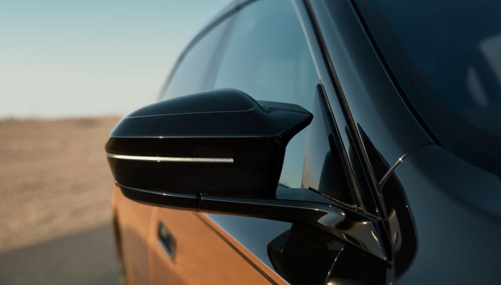 BMW i7 M70 xDrive: svelata la nuova versione top di gamma della berlina elettrica - Foto 35 di 85