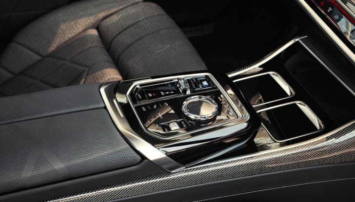 BMW i7 M70 xDrive: svelata la nuova versione top di gamma della berlina elettrica - Foto 33 di 85