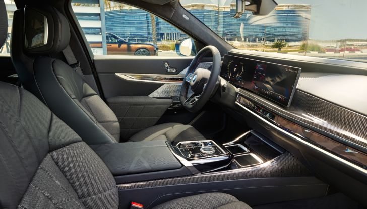BMW i7 M70 xDrive: svelata la nuova versione top di gamma della berlina elettrica - Foto 31 di 85