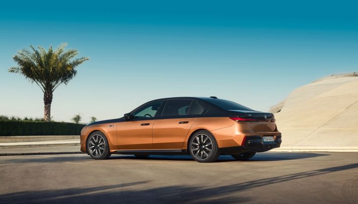 BMW i7 M70 xDrive: svelata la nuova versione top di gamma della berlina elettrica - Foto 80 di 85