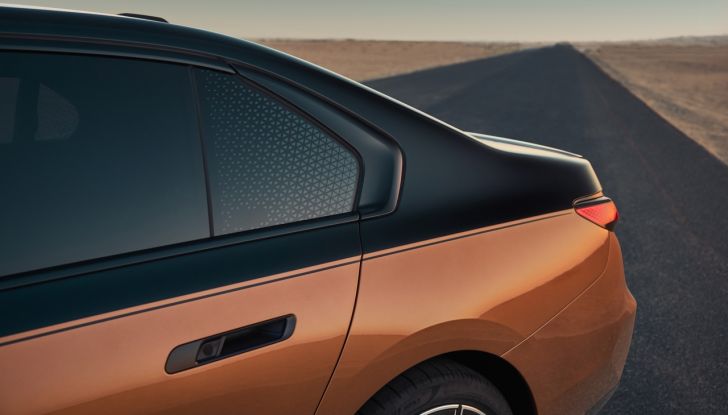 BMW i7 M70 xDrive: svelata la nuova versione top di gamma della berlina elettrica - Foto 20 di 85