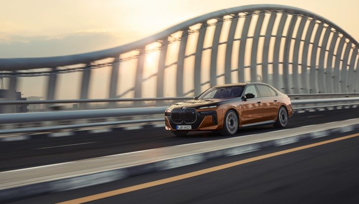BMW i7 M70 xDrive: svelata la nuova versione top di gamma della berlina elettrica - Foto 19 di 85