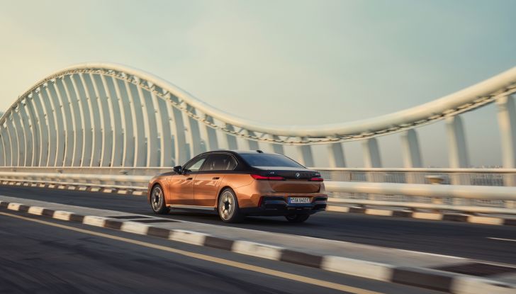 BMW i7 M70 xDrive: svelata la nuova versione top di gamma della berlina elettrica - Foto 17 di 85