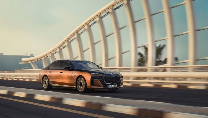 BMW i7 M70 xDrive: svelata la nuova versione top di gamma della berlina elettrica - Foto 16 di 85