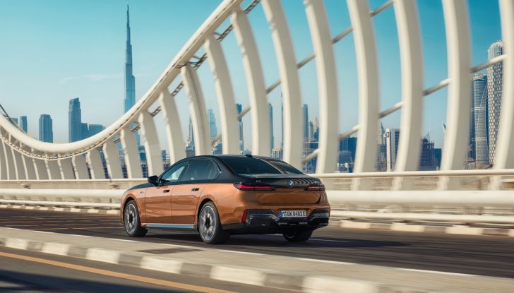 BMW i7 M70 xDrive: svelata la nuova versione top di gamma della berlina elettrica - Foto 14 di 85