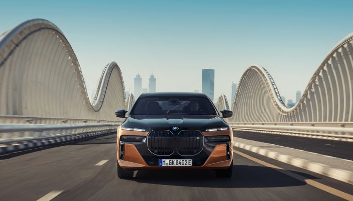 BMW i7 M70 xDrive: svelata la nuova versione top di gamma della berlina elettrica - Foto 13 di 85