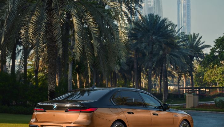 BMW i7 M70 xDrive: svelata la nuova versione top di gamma della berlina elettrica - Foto 11 di 85