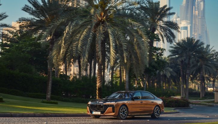 BMW i7 M70 xDrive: svelata la nuova versione top di gamma della berlina elettrica - Foto 10 di 85