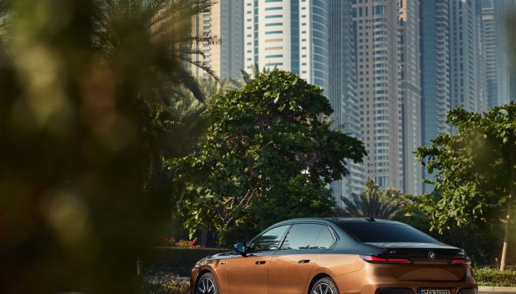 BMW i7 M70 xDrive: svelata la nuova versione top di gamma della berlina elettrica - Foto 8 di 85