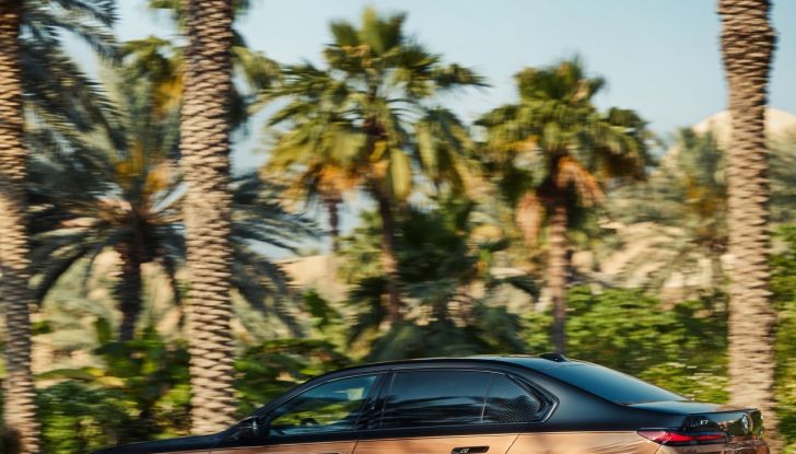BMW i7 M70 xDrive: svelata la nuova versione top di gamma della berlina elettrica - Foto 6 di 85