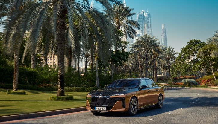 BMW i7 M70 xDrive: svelata la nuova versione top di gamma della berlina elettrica - Foto 4 di 85