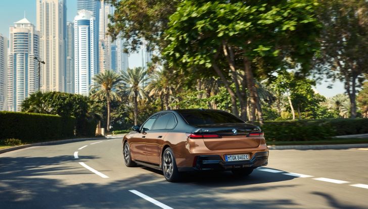 BMW i7 M70 xDrive: svelata la nuova versione top di gamma della berlina elettrica - Foto 3 di 85