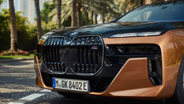 BMW i7 M70 xDrive: svelata la nuova versione top di gamma della berlina elettrica - Foto 2 di 85