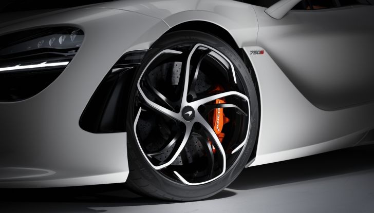 McLaren 750S: debutta la supercar più leggera e potente del marchio - Foto 21 di 75