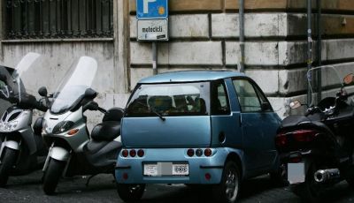 Le microcar non possono essere parcheggiate negli spazi riservati alle due ruote