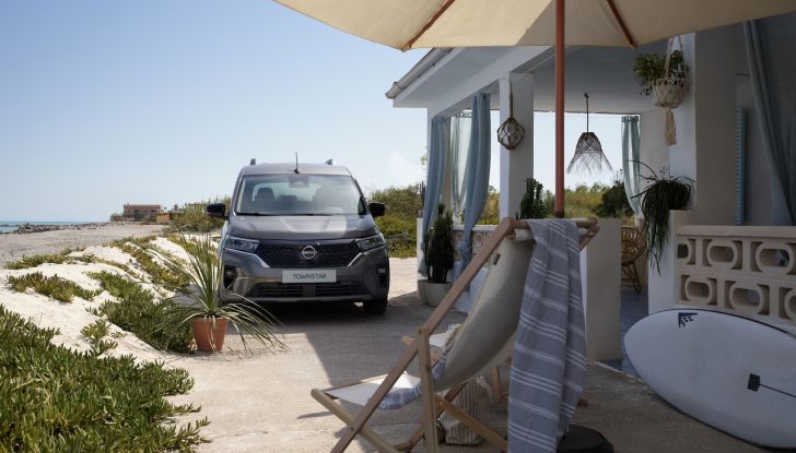 Nissan Townstar EV Combi: sbarca in Europa la versione per il trasporto passeggeri - Foto 10 di 12