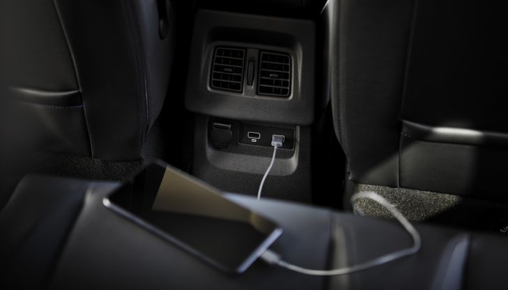 Nissan Townstar EV Combi: sbarca in Europa la versione per il trasporto passeggeri - Foto 11 di 12