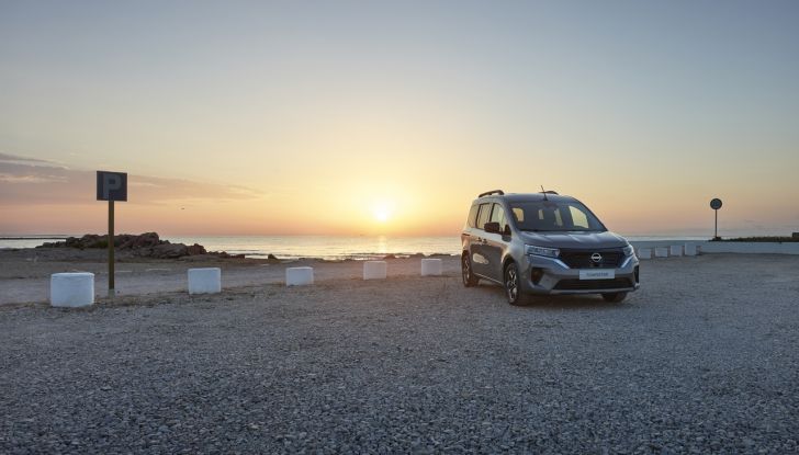 Nissan Townstar EV Combi: sbarca in Europa la versione per il trasporto passeggeri - Foto 3 di 12
