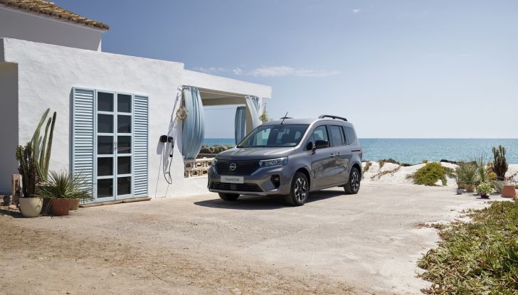 Nissan Townstar EV Combi: sbarca in Europa la versione per il trasporto passeggeri - Foto 4 di 12