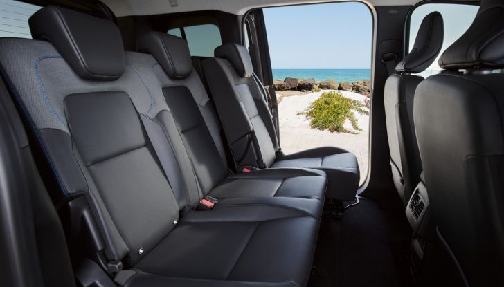 Nissan Townstar EV Combi: sbarca in Europa la versione per il trasporto passeggeri - Foto 7 di 12