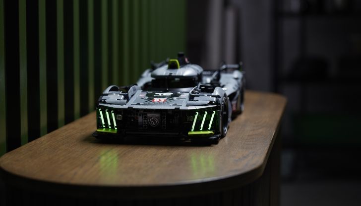 Peugeot 9X8: debutta la versione LEGO Technic dell’hypercar ibrida - Foto 7 di 7