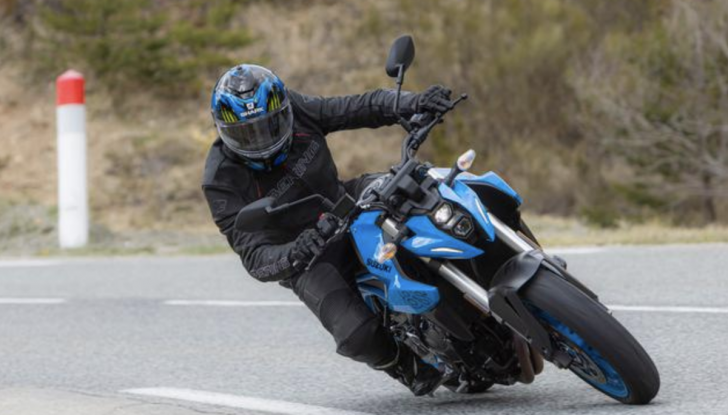 La nuova street fighter Suzuki GSX-8S arriva nelle concessionarie: prezzi da 8.900€ - Foto 5 di 11