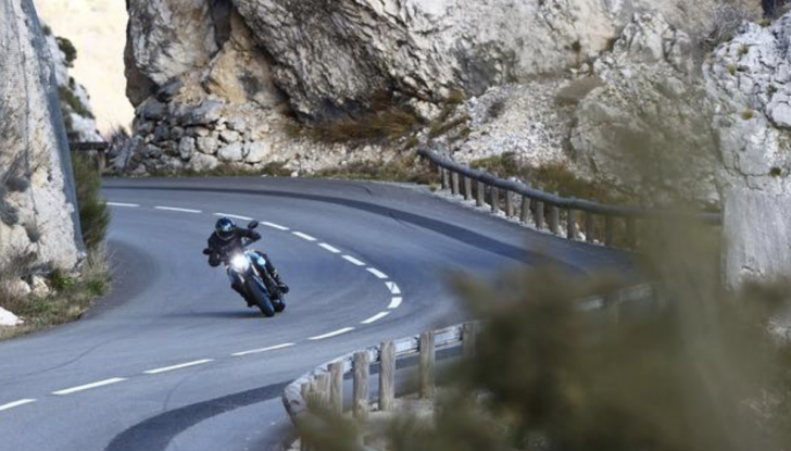 La nuova street fighter Suzuki GSX-8S arriva nelle concessionarie: prezzi da 8.900€ - Foto 6 di 11