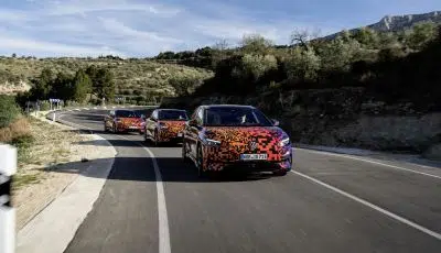 Volkswagen ID.7: prime immagini ufficiali della berlina elettrica