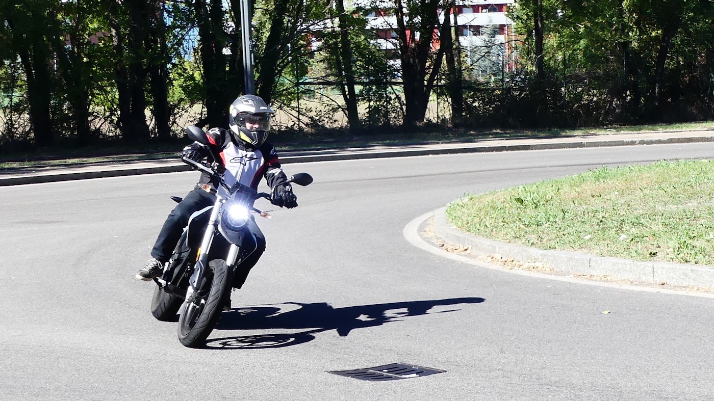 Zero Motorcycles FXE, test ride della moto elettrica dal carattere ...