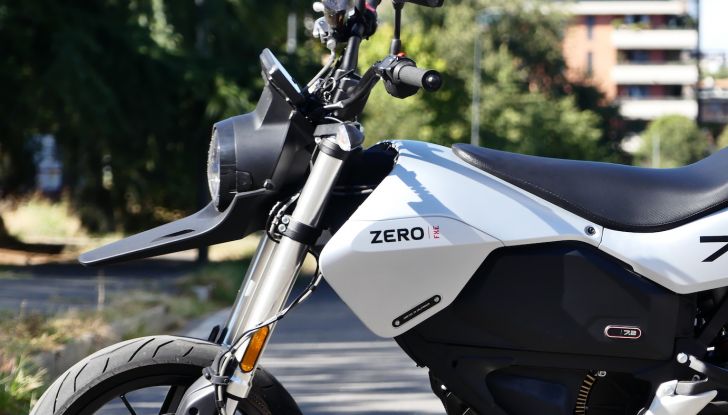Zero Motorcycles FXE, test ride della moto elettrica dal carattere peperino - Foto 25 di 41