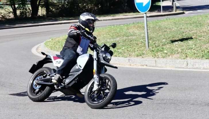 Zero Motorcycles FXE, test ride della moto elettrica dal carattere peperino - Foto 9 di 41