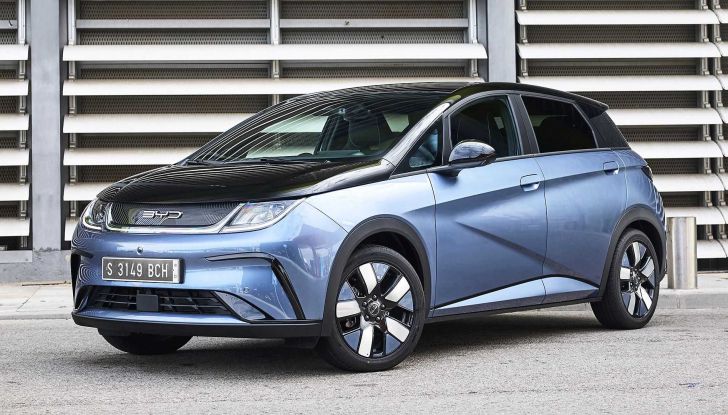 BYD Dolphin: la nuova elettrica compatta da 204 CV e 427 km di autonomia - Foto 1 di 8