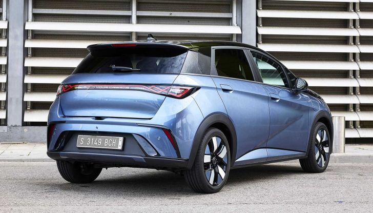 BYD Dolphin: la nuova elettrica compatta da 204 CV e 427 km di autonomia - Foto 2 di 8