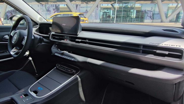 Jeep Avenger: prova su strada e autonomia del B-SUV 100% elettrico - Foto 12 di 15