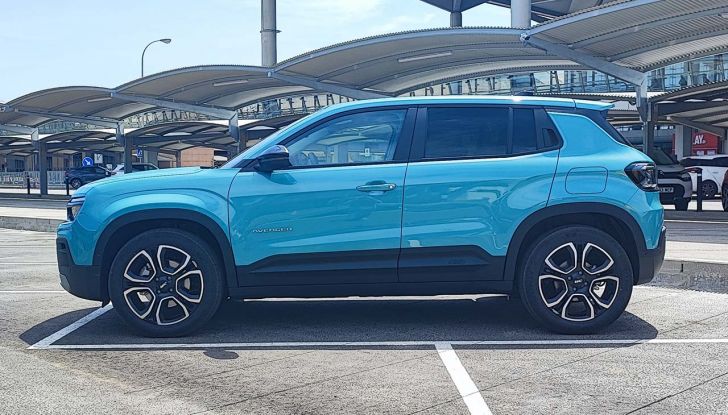 Jeep Avenger: prova su strada e autonomia del B-SUV 100% elettrico - Foto 3 di 15