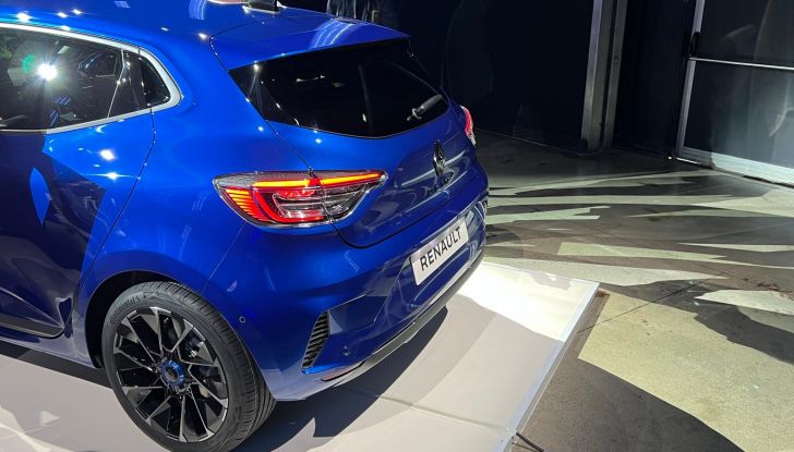 Nuova Renault Clio 2024: motori, design, allestimenti e abitacolo - Foto 8 di 37