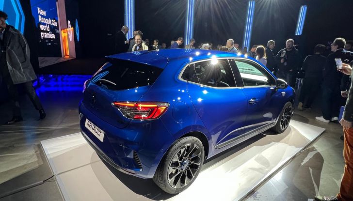 Nuova Renault Clio 2024: motori, design, allestimenti e abitacolo - Foto 17 di 37